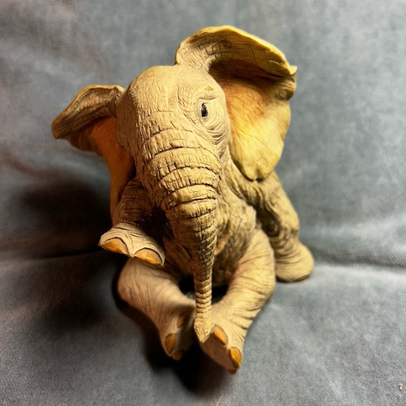Tuskers Hand Painted 'Tearful Maxwell' Elephant Ornament / Figurine - Picture 9 of 9